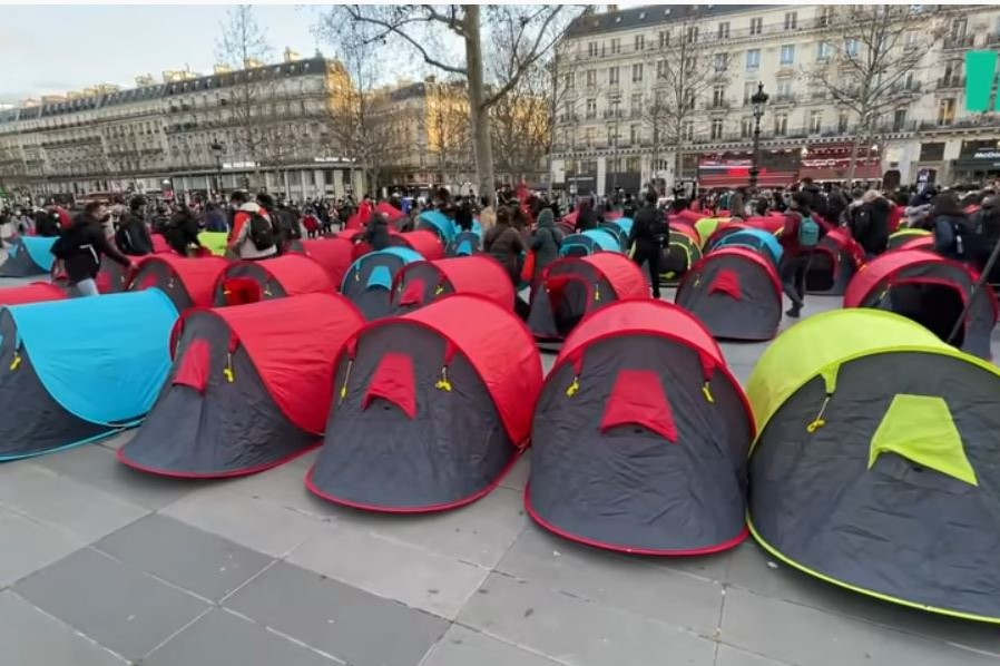 Une centaine de migrants sans-abri ont manifesté samedi à Paris