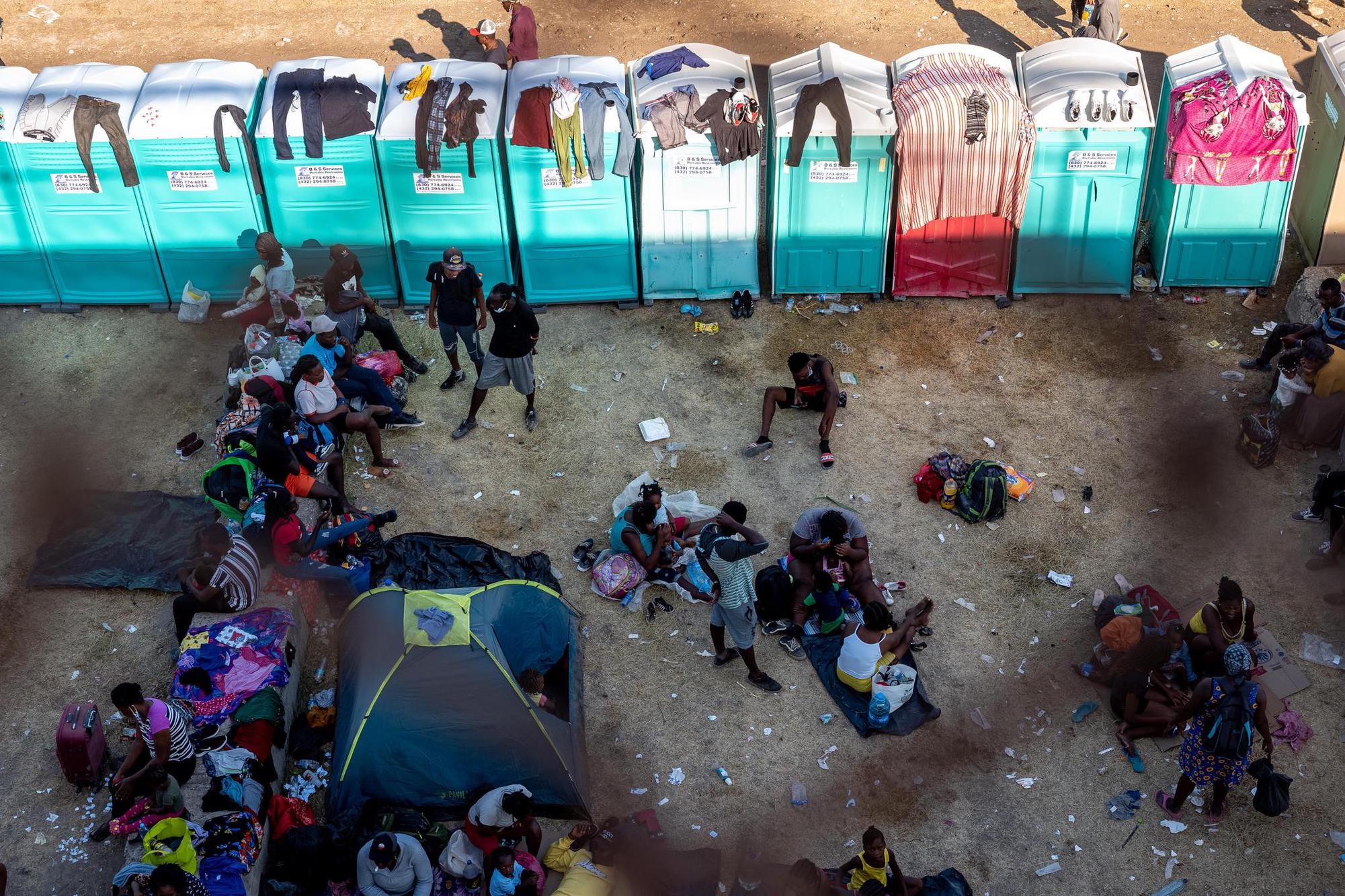Plus de 10 000 migrants campent sous un pont au sud des États-Unis Plus de 10 000 migrants campent sous un pont au sud des États-Unis