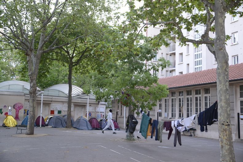 Dans une école désaffectée de Paris, l'attente de jeunes migrants Dans une école désaffectée de Paris, l'attente de jeunes migrants