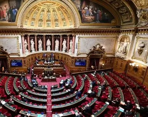 Loi immigration en France : Des LR tendent la main au gouvernement, le bout du tunnel? Loi immigration en France : Des LR tendent la main au gouvernement, le bout du tunnel?