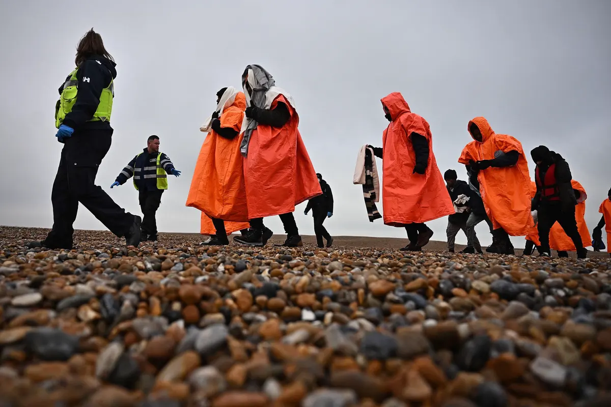 Londres durcit sa loi contre l'immigration illégale aux milites du droit international