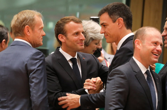 Après une nuit de négociations et le blocage de l'Italie, les dirigeants européens se sont finalement mis d'accord sur les migrants.