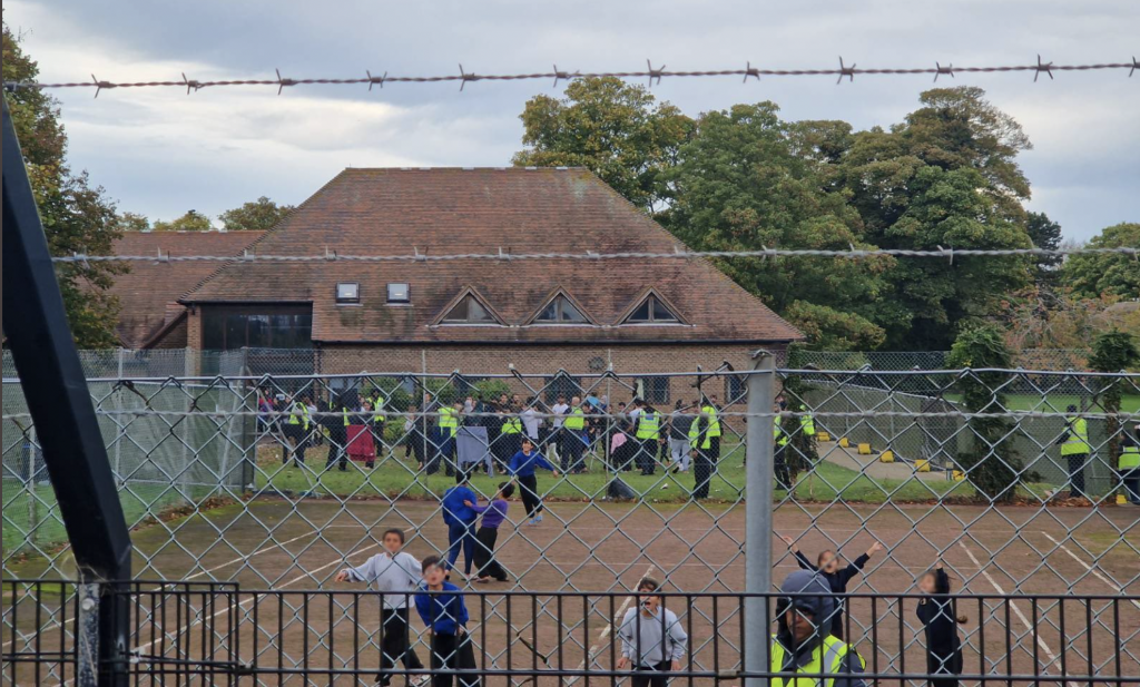 Royaume-Uni : le centre d'accueil de migrants au cœur d'une polémique désormais vide