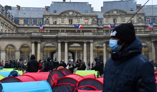 Deux cents migrants sans-abri, se disant mineurs, protestent en campant au coeur de Paris Deux cents migrants sans-abri, se disant mineurs, protestent en campant au coeur de Paris
