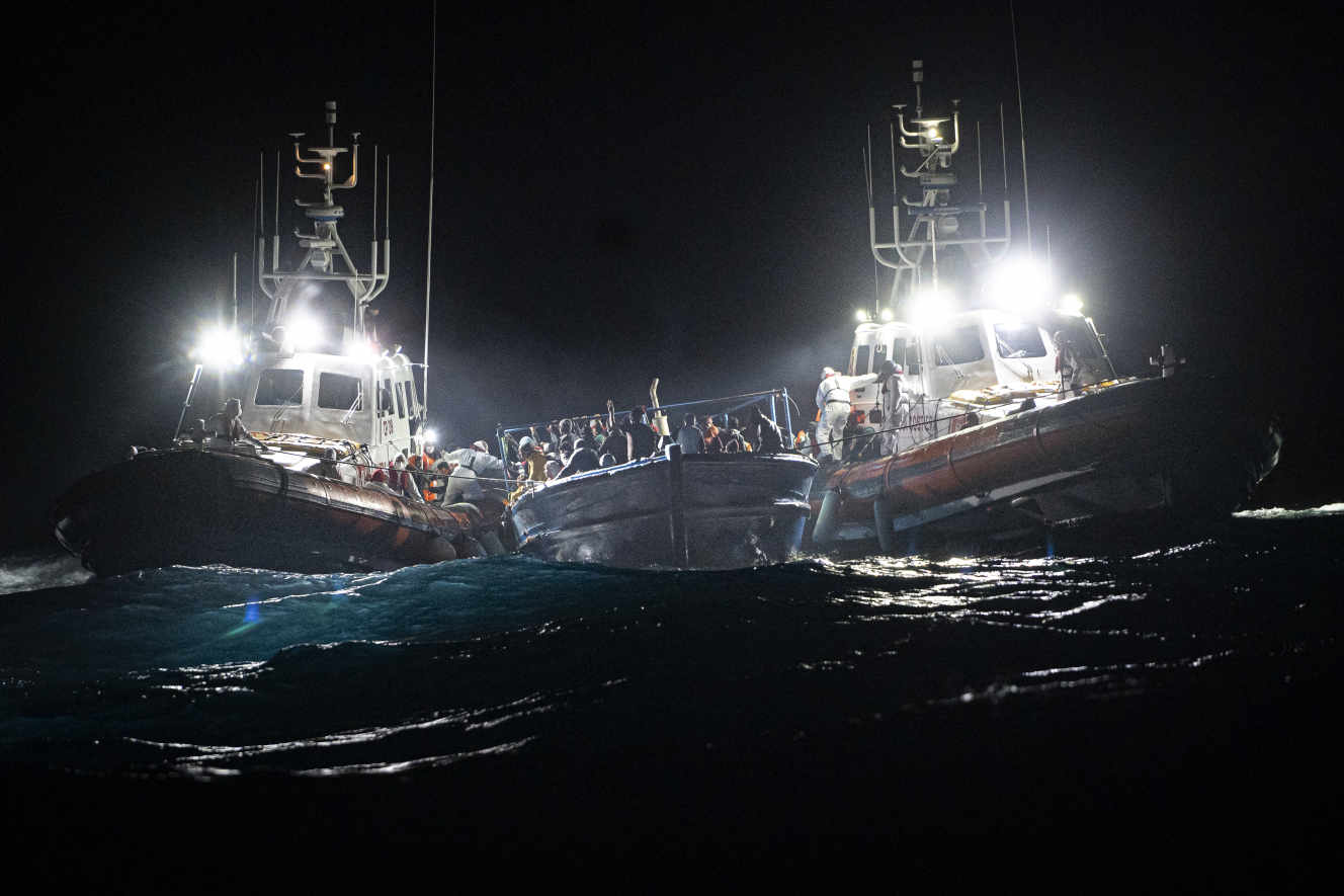 Plus d'un millier de migrants débarquent en Italie, en pleine campagne électorale