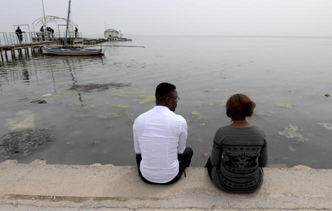 Tunisie : des migrants secourus se reposent sur une plage de Ben Guerdane