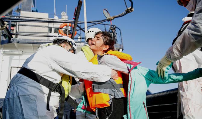 L'Ocean Viking attend un «port sûr» en Méditerranée pour débarquer 466 migrants secourus