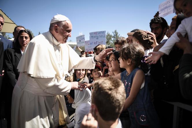 A Lesbos, les réfugiés espèrent que le pape «portera leur voix dans le monde entier» A Lesbos, les réfugiés espèrent que le pape «portera leur voix dans le monde entier»
