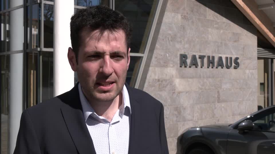 En Allemagne, un ex-réfugié syrien devient maire d'une commune rurale En Allemagne, un ex-réfugié syrien devient maire d'une commune rurale