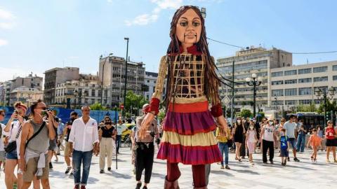 Escale en France pour Amal, marionnette syrienne qui alerte sur le sort des enfants migrants