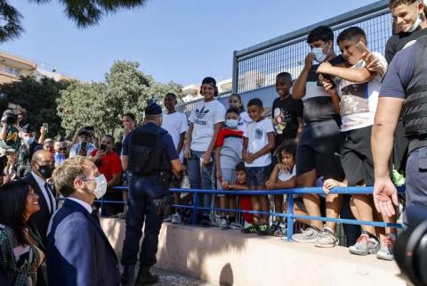 Des habitants d'une cité marseillaise confient leurs maux et leur désespoir à Macron