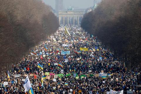 En Europe, une marée jaune et bleue de soutien à l'Ukraine