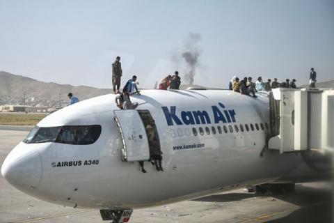 Chaos à Kaboul aux mains des talibans, Biden sur la défensive