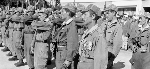 Guerre d'Algérie : la France reconnaît "les conditions indignes" de l'accueil des harkis et indemnisera financièrement 50 000 d'entre eux