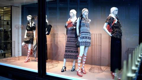 Interdits de destruction, les invendus du luxe se cherchent une nouvelle vie