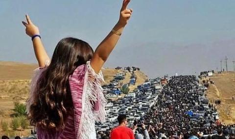 Iran: Les forces de sécurité tirent sur des manifestants après un hommage à Mahsa Amini