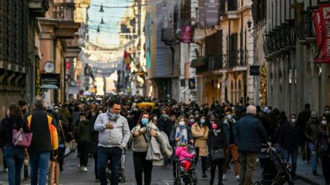 Covid : l'Italie tombe le masque dehors et recommence à danser