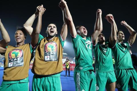 Les joueurs algériens heureux après leur qualification aux tirs au but pour les demi-finales de la CAN aux dépens de la Côte d'Ivoire, le 11 juillet 2019 à Suez AFP / fadel senna