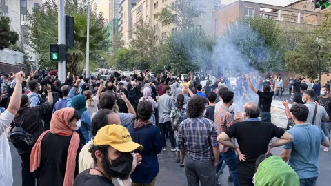 Douzième jour de manifestations en Iran : la fille d’un ex-président arrêtée, une ONG annonce 76 tués
