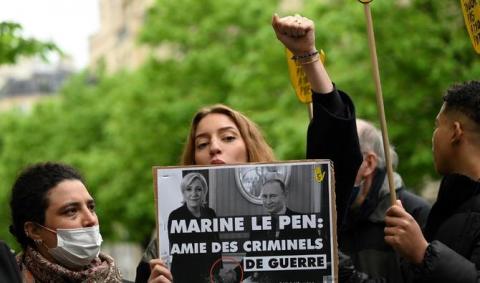 L'évacuation musclée d'une militante anti Le Pen suscite la polémique au détriment de l'extrême droite