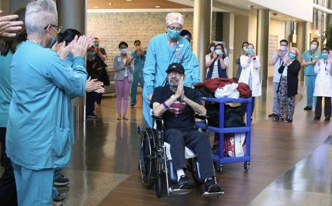 Les personnels de santé applaudissent Michael Flor à sa sortie de l'hôpital