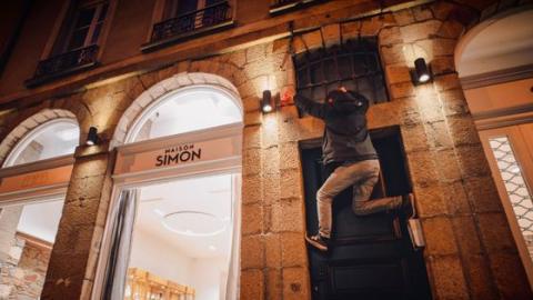 Paris : Adeptes du parkour, ils éteignent les enseignes laissées allumées