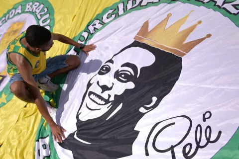 Les Brésiliens font leurs adieux au légendaire Pelé