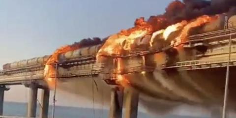 Nouveau camouflet pour Poutine : le pont de Crimée, symbole de l’annexion russe en 2014, partiellement détruit par une explosion