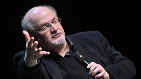 L'auteur britannique Salman Rushdie poignardé lors d'une conférence dans l'Etat de New York