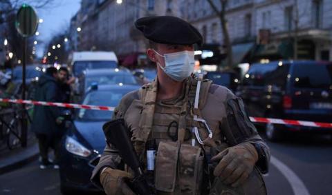 La France en alerte après la mort d'un enseignant dans un attentat islamiste