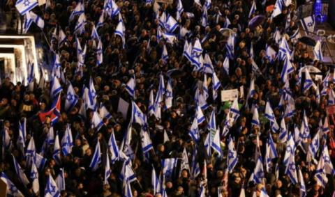 A Tel-Aviv, des dizaines de milliers d'Israéliens conspuent Netanyahu, «les facistes» et leurs amis
