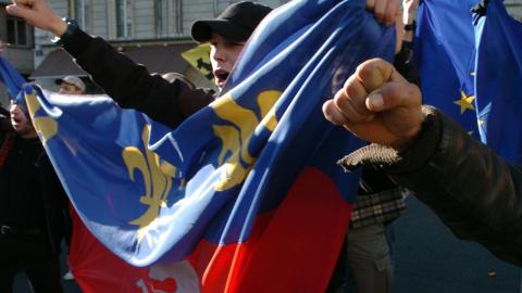 La menace de l'ultra-droite s'invite dans le débat en France