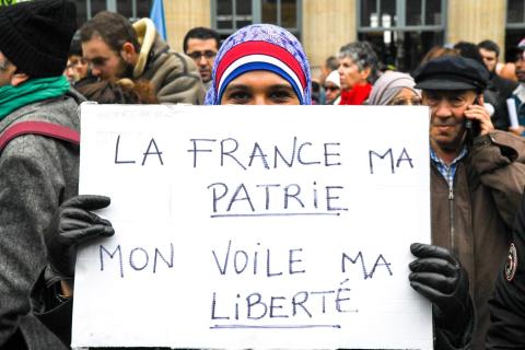 France : la dérive du parti LR qui prône l'interdiction du voile «peut-être même dans l'espace public»