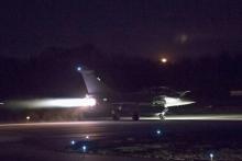 Un avion de chasse français s'apprête à décoller dans le cadre de l'opération conjointe avec les États-Unis et le Royaume-Uni pour frapper la Syrie (Reuters)