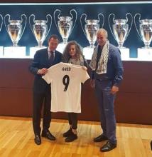 Ahed Tamimi a reçu un maillot floqué à son nom des mains d'Emilio Butragueno, le directeur des relations institutionnelles du Real Madrid.