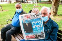 Un Israélen présente la Une d’un quotidien national annonçant la victoire de Joe Bien à la présidentielle américaine. (Photo AFP)