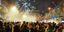 Nouvel An : Sur les Champs-Elysées, de nouveau la foule et l'éclat d'un feu d'artifice