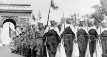 Les Harkis défilent sous l'Arc de Triomphe en 1957