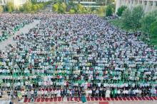 Cette vue aérienne montre des musulmans albanais qui assistent à la prière de l'Aïd Al-Adha sur la place Skenderbej, à Tirana, le 20 juillet 2021. (Photo, AFP)
