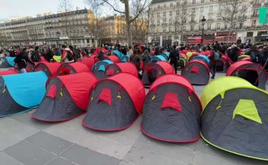 Une centaine de migrants sans-abri ont manifesté samedi à Paris
