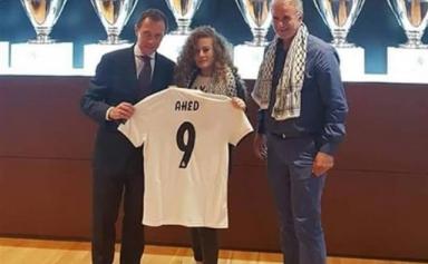 Ahed Tamimi a reçu un maillot floqué à son nom des mains d'Emilio Butragueno, le directeur des relations institutionnelles du Real Madrid.