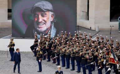 «Magnifique» hommage de la France à Bébel, son «As des as»