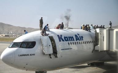Chaos à Kaboul aux mains des talibans, Biden sur la défensive