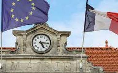 France : L'Assemblée vote pour l'obligation du drapeau européen devant les mairies