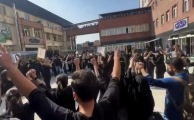 Iran : «les mollahs doivent déguerpir !» scandent les étudiants