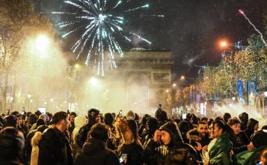 Nouvel An : Sur les Champs-Elysées, de nouveau la foule et l'éclat d'un feu d'artifice