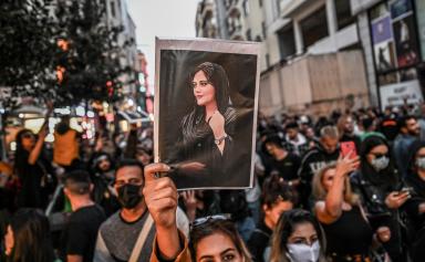 le Président français salue le combat de la "martyre" Mahsa Amini