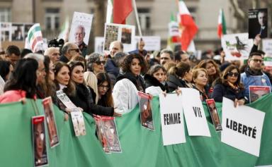 Des Iraniens interpellent l'Europe lors d'une manifestation à Paris