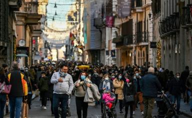 Covid : l'Italie tombe le masque dehors et recommence à danser