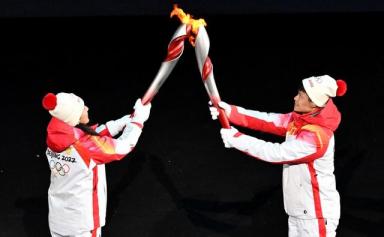 La flamme olympique illumine le stade des JO-2022 à Pékin